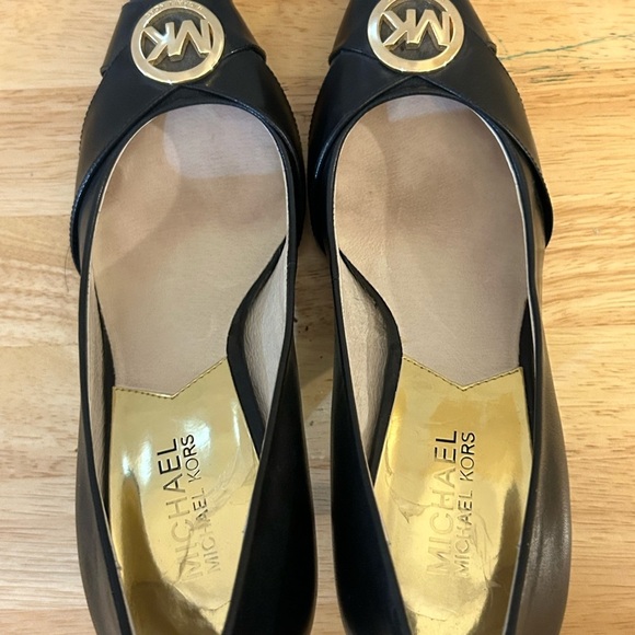 Michael Kors black high heels with a prominent gold-tone MK - Picture 7 of 8